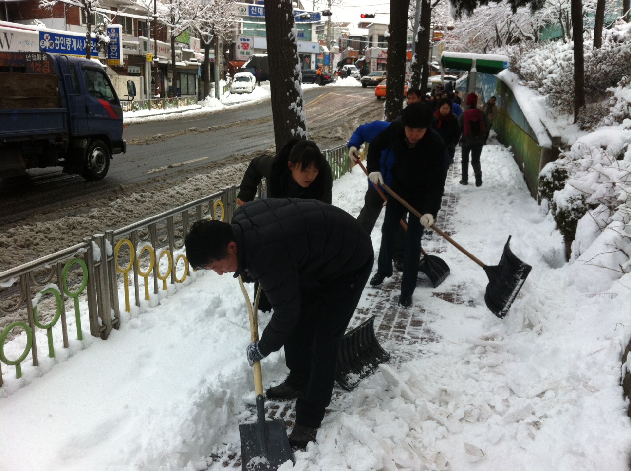 마을버스 정류장일대 제설작업실시.JPG