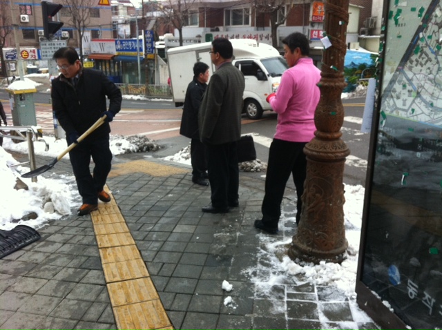잔설처리-신대방역 마을버스정류장 횡단보도.JPG
