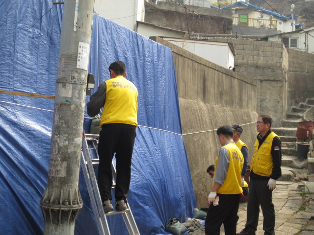 20130405 담장 청탑지 작업 (6).jpg