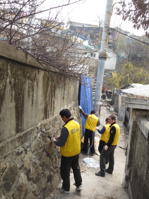 20130405 담장 청탑지 작업 (17).jpg