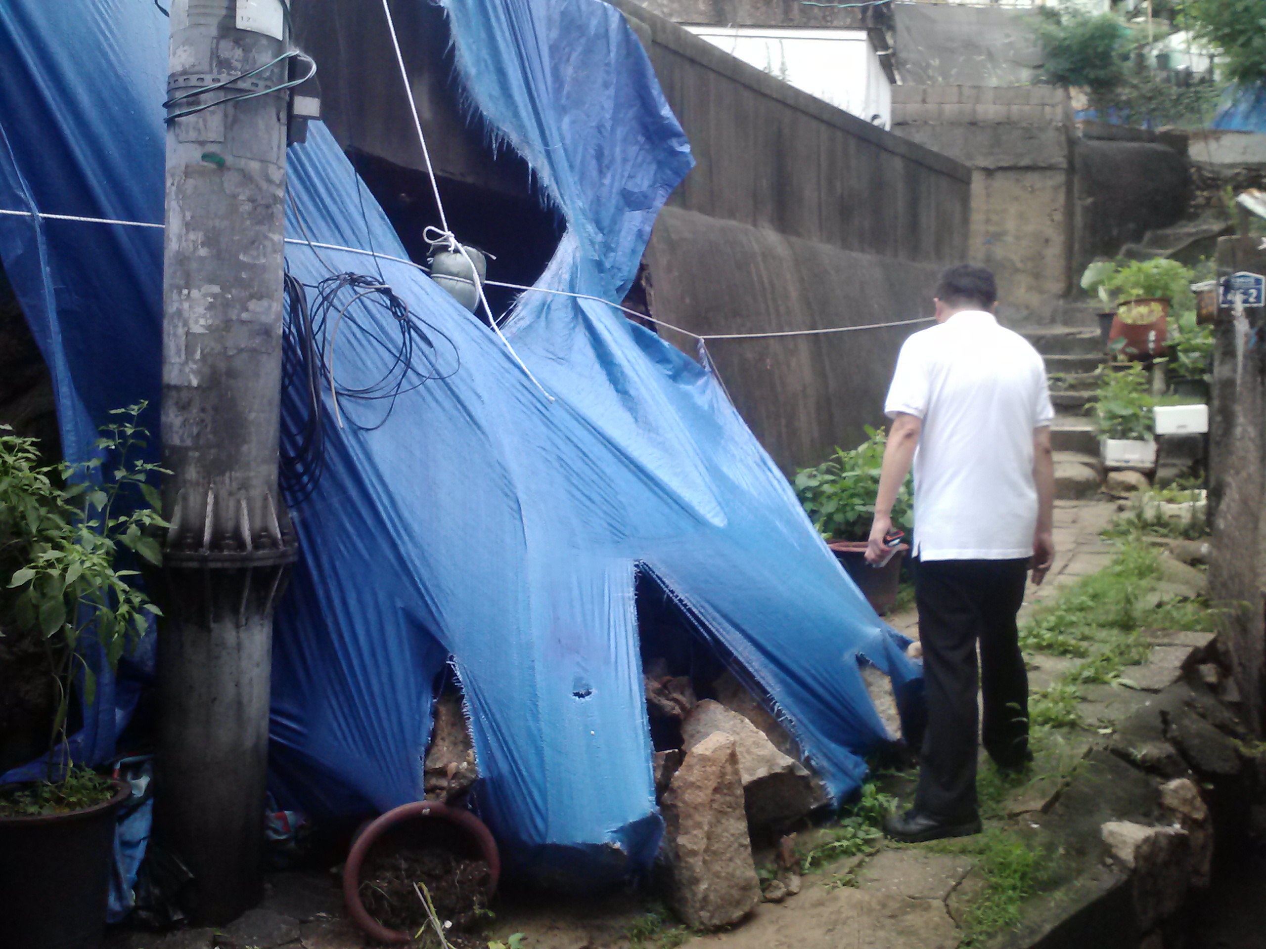 20130715 양녕로34길48담장붕괴 (1).jpg