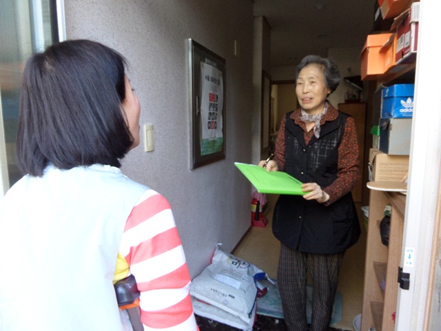 2015.04.30. 쌀배달 갑을명가2차 경로당 (5).JPG