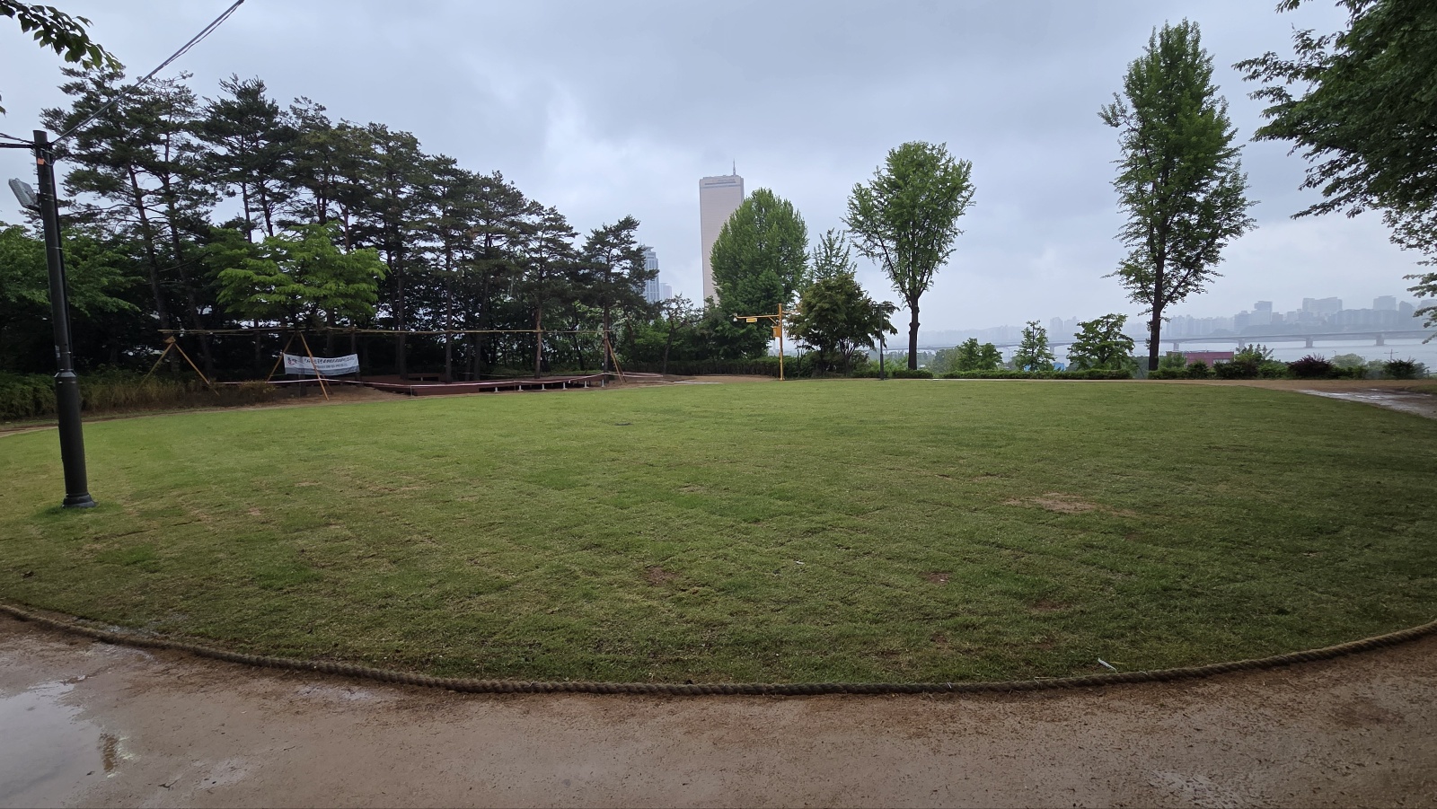 사육신공원 잔디마당 조성 완료